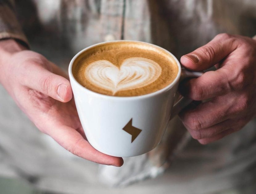 Kaffee-Tasse mit Blitz-Symbol und Herz-Muster als Symbol für hohen Blutdruck