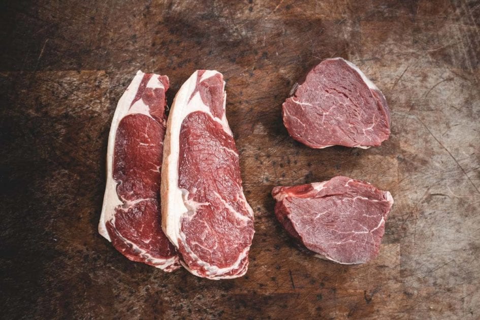 Rotes Rinderfleisch, das vielleicht einen Erreger enthält, der Krebs auslöst