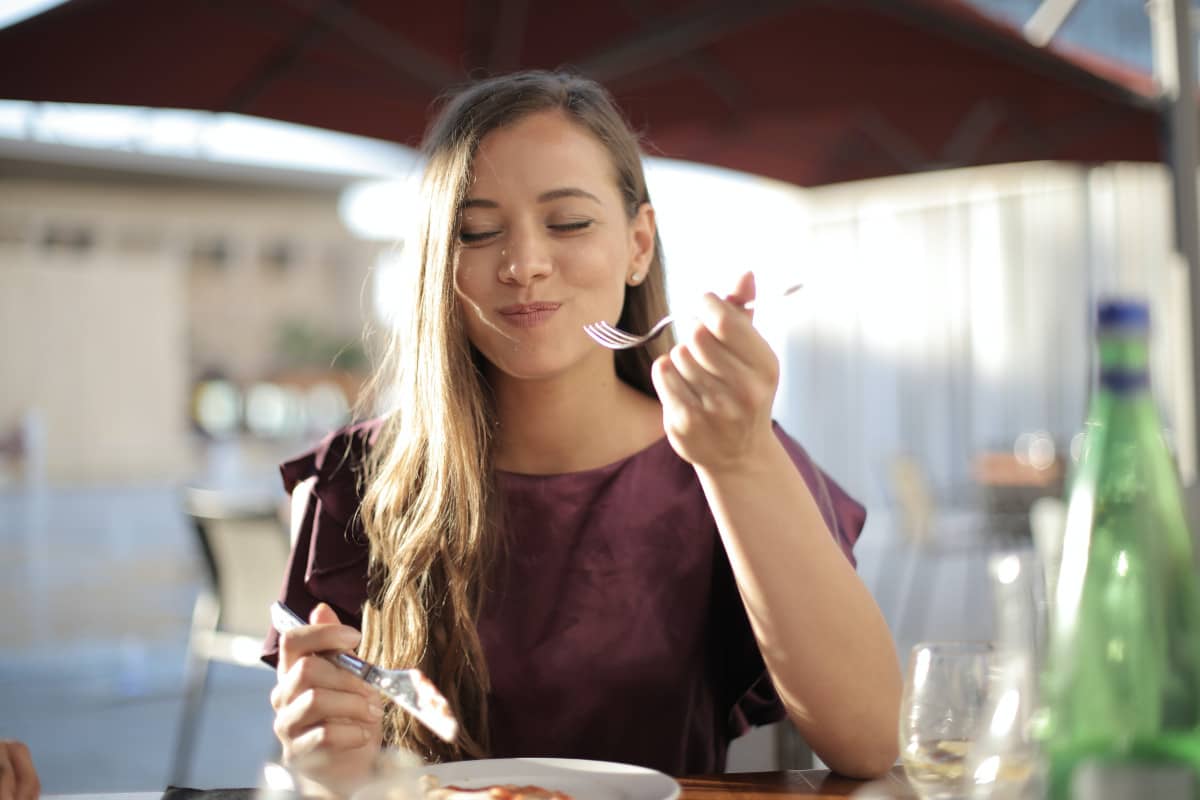 Eine Frau ernährt sich histaminarm