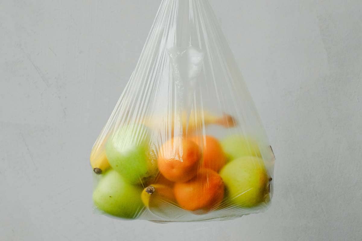 Obst in einer Plastikverpackung aus der Schadstoffe auf das Lebensmittel übergehen können