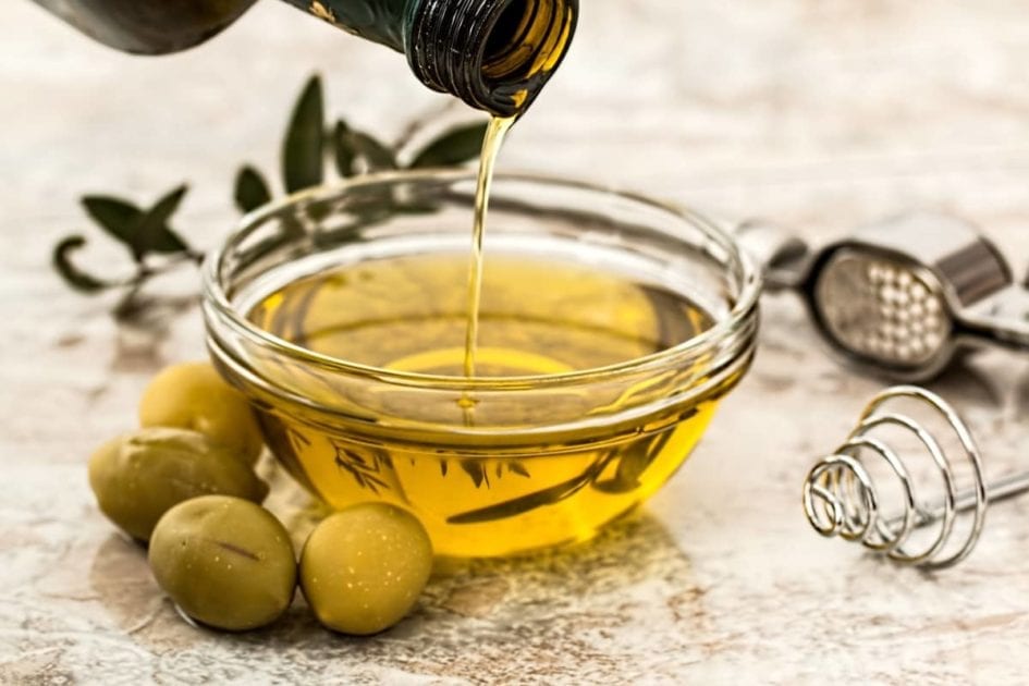 Olivenöl in einer Schale zum Ölziehen