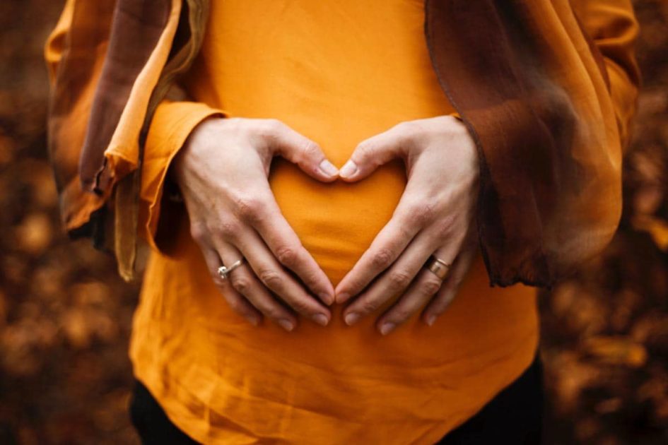 Schwangere Frau hält sich ihren Bauch und fragt sich, welche Nahrungsergänzungsmittel für sie wichtig sind